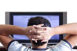 Vợ ghen vì chồng mê tivi