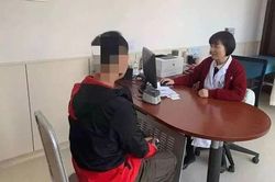Nam thanh niên có bộ ngực to và tiết sữa bất thường