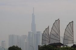 Sương mù phủ kín các nẻo đường, dân TP.HCM lo lắng ô nhiễm không khí