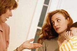 Mẹ chồng chăm cháu kiểu tùy hứng, con dâu bị mắng 'trứng khôn hơn vịt'