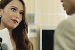 Bàng hoàng phát hiện nhân vật mặc bikini trong máy tính của chồng