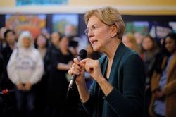 Đối thủ Warren cáo buộc tỷ phú Bloomberg mua cuộc bầu cử Mỹ