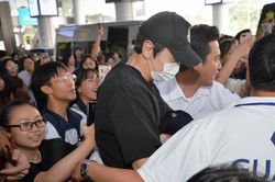 Lee Kwang Soo co rúm người khi fan chen lấn ở sân bay Nội Bài