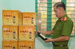 Phát hiện gần 100 kiện hàng không rõ nguồn gốc trong toa tàu