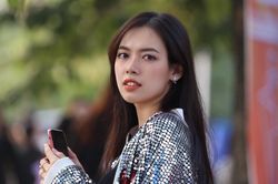 Người đẹp Hoa hậu Hoàn vũ và dàn fan nữ xếp hàng xem AAA 2019