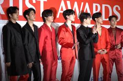 Fan nữ gào thét khi thần tượng xuất hiện trên thảm đỏ AAA 2019