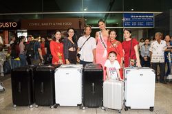 H'Hen Niê ra sân bay tiễn Hoàng Thùy lên đường thi Miss Universe