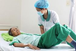 Phẫu thuật thay khớp háng cho cụ bà gãy cổ xương đùi