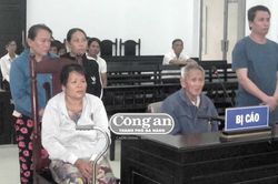 Chống gậy đi tù cùng... 'quái tử'