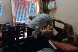 TP HCM: Ngáo đá, cháu trai bạo hành bà ngoại đủ trò quái đản
