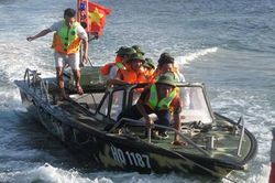 Hải quân Việt Nam cùng 'taxi trên biển' khẳng định chủ quyền ở Trường Sa