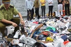 Khi hàng giả biến tướng thành hàng xách tay bày bán công khai