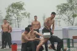 Màn biểu diễn khí công điêu luyện của cảnh sát cơ động