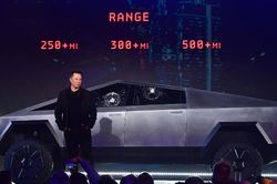 Elon Musk giải thích lý do cửa xe Cybertruck vỡ sau cú ném bi sắt