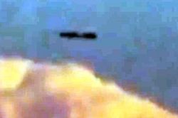 Xôn xao UFO hình điếu xì gà lượn lờ trên mây