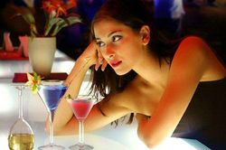 Cái gì úp xuống thì đầy, ngửa lên thì rỗng?