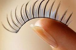 10 sai lầm hàng ngày đang làm hỏng lông mi của bạn