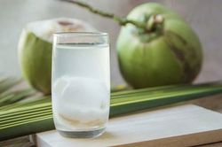 Uống nước dừa rất tốt cho sức khỏe nhưng nếu thuộc 6 nhóm người sau thì bạn tốt nhất nên 'nhịn miệng'
