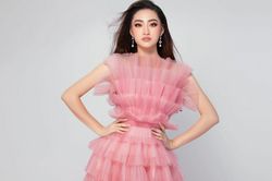 Đang thi thố ở trời Tây, Lương Thùy Linh vẫn dẫn đầu top sao đẹp nhờ chiếc váy khổng lồ nhưng nhẹ như mây
