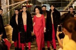 Giáng My hóa quý cô thập niên 60, mở màn show thời trang cùng dàn mẫu sáu múi