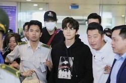Sân bay Nội Bài 'vỡ trận' khi chào đón Ji Chang Wook - Lee Kwang Soo hạ cánh tham dự 'AAA 2019'