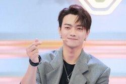 Hứa Khải yêu cầu fan: 'Đừng mua quà tặng nữa, viết thư tay là được rồi'
