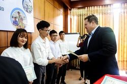 Trao tặng học bổng cho sinh viên ngành điện