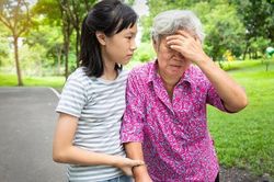 Chóng mặt và nỗi lo sợ té ngã của người già