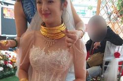 Cô dâu, chú rể ở Cao Bằng gây xôn xao vì đeo vàng 'trĩu cổ' trong ngày cưới