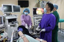 Dùng thuốc và ăn uống tùy tiện, cụ ông xuất hiện 2 khối bã khủng trong dạ dày