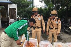 Cảnh sát giao thông Hà Nội phát hiện 200kg trứng gà non có biểu hiện bốc mùi