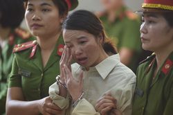 Mẹ nữ sinh giao gà phân trần ở phiên xử