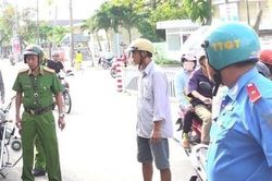 Thanh tra giao thông bị chém đứt lìa ngón tay