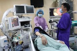 Khối bã thức ăn 'khủng' kết dính từ thuốc đông y và quả hồng ngâm