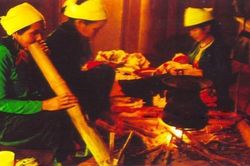 Đến 'suối cá thần' ngắm điếu cày độc đáo xứ Mường