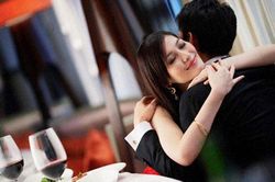 Chồng chết lặng vì 'quà tặng' của anh kỹ sư độc thân tốt bụng cho vợ trẻ