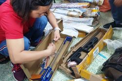 Hơn 1.000 cây đao, kiếm, súng bắn bi trong bưu kiện vào Sài Gòn bị thu giữ