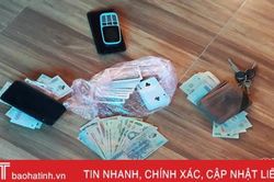Công an Đức Thọ bắt quả tang 4 đối tượng đánh 'liêng' ăn tiền