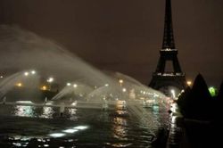 Tháp Eiffel tắt đèn hưởng ứng phong trào chống bạo hành phụ nữ