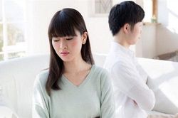 Nhận đơn ly hôn xong mẹ chồng vẫn mỉa mai, nàng dâu không nói một lời chỉ đưa ra một tấm ảnh khiến nhà chồng 'hóa đá'