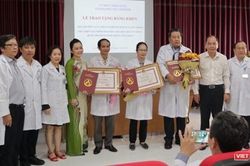 Khen thưởng ê kíp bác sĩ cứu sống bệnh nhân ngưng tim ngưng thở