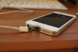 Sử dụng điện thoại trong lúc sạc pin gây nổ, nam thiếu niên 16 tuổi phải cắt cụt bàn tay