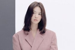 Mợ chảnh Jeon Ji Huyn và Song Hye Kyo đụng hàng suit hồng oversized đẹp 'bất phân thắng bại'