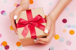 Bi hài bố mẹ già muốn lưu giữ kỷ vật cũ, con thích sắm đồ hiện đại