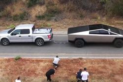 Tỷ phú Elon Musk hứa hẹn Cybertruck sẽ tái đấu Ford F-150 sau video gây tranh cãi