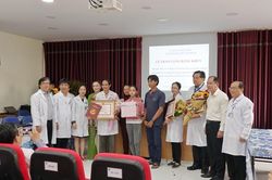 Khen thưởng đột xuất các bác sĩ cứu sống bé 12 tuổi bị viêm cơ tim tối cấp