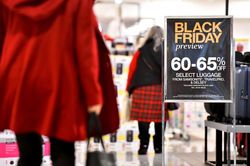 'Black Friday, ai cũng đổ xô mua sắm, chẳng lẽ mình lại không?'