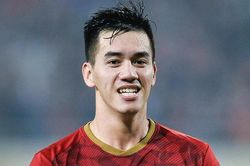 CĐV vui mừng khi Đức Chinh, Tiến Linh thay nhau tỏa sáng