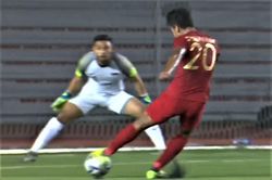Thủ môn U22 Singapore bị xâu kim ở bàn thua đầu trước Indonesia