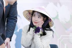 'Em gái quốc dân' IU đội nón lá